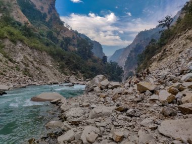 Dağ ve nehir ortasında. Doğal peyzaj