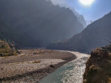 Dağ ve nehir ortasında. Doğal peyzaj