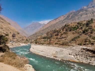 Dağ ve nehir ortasında. Doğal peyzaj