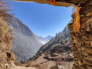 Tepeler, ağaç, çam ormanları ve uzak alan Nepal Himalayalar. Manaslu koruma alanı