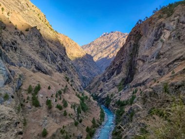 Dağ ve nehir ortasında. Doğal peyzaj