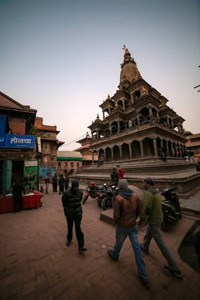 パタンのダルバール広場でクリシュナ寺院に歩いてカトマンズ ネパール 2018 — ストック写真