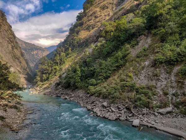 Dağ ve nehir ortasında. Doğal peyzaj