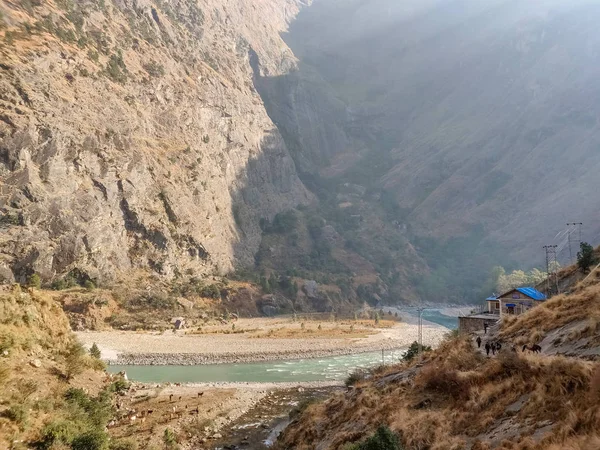 Dağ ve nehir ortasında. Doğal peyzaj