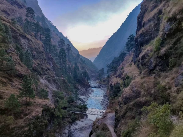 Dağ ve nehir ortasında. Doğal peyzaj