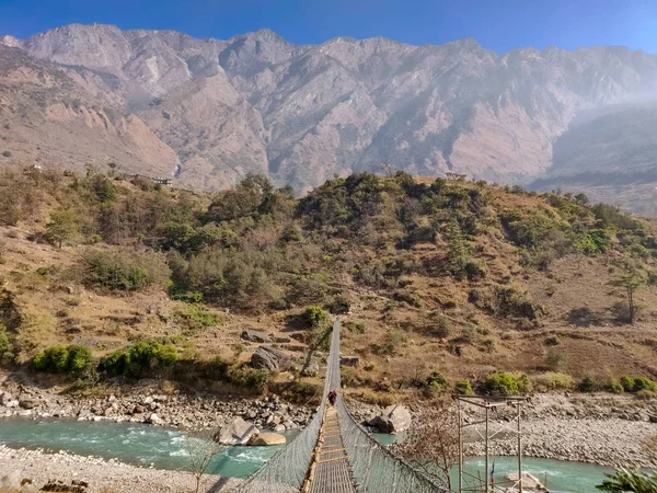 Dağ ve nehir ortasında. Doğal peyzaj