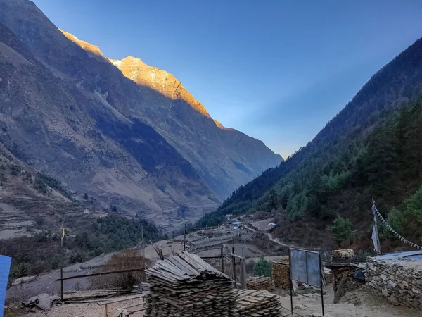 Güneş ışınları uzak Nepal tepelik bölgesi kapsayan yavaşlama