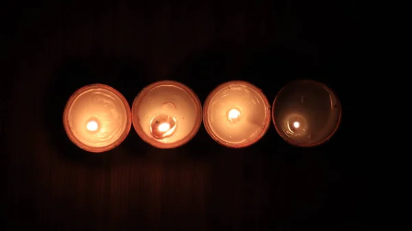 Čtyři Svíčky Nebo Máslové Lampy Pohled Shora — Stock fotografie