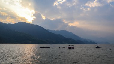 Yağmur mevsiminde bulut ve sisle kaplı tepeler