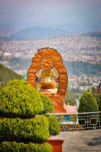 Άγαλμα Του Βούδα Κοιτάζοντας Πάνω Από Σπίτια Κατμαντού Νεπάλ — Φωτογραφία Αρχείου