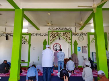 Bhairahawa, Nepal - 7 Haziran 2019: Asyalı Müslüman insanlar camide dua ediyor