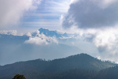 Nepal'de tepeler ve himalayalar