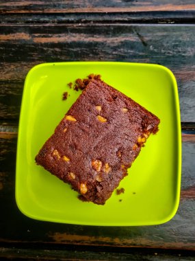 Brownie yeşil tabakta servis yaptı. Üstte görüntü