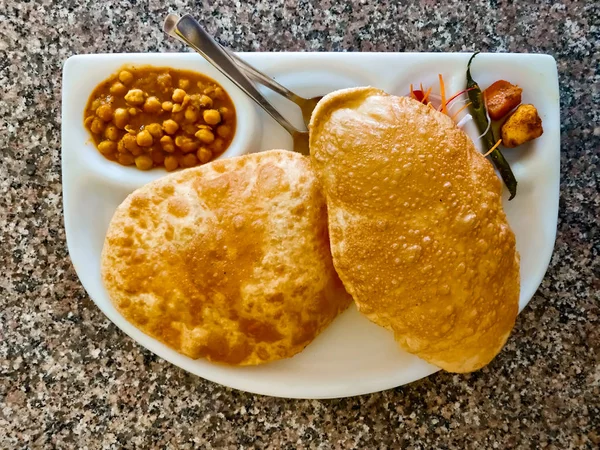 Puri Tarkari Pão Frito Indiano Com Legumes — Fotografia de Stock