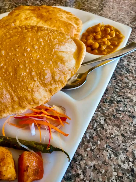 タルカリまたはインドの揚げパンと野菜 — ストック写真