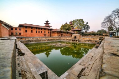 Katmandu, Nepal Patan Durbar Meydanı tesislerinde Antik gölet. Unesco Dünya Mirası Alanı.
