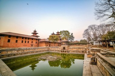 Katmandu, Nepal Patan Durbar Meydanı tesislerinde Antik gölet. Unesco Dünya Mirası Alanı.