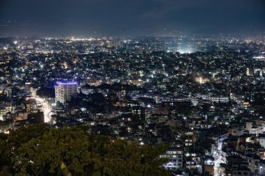 Katmandu, Nepal - 23 Ağustos 2019: Swayambhunath Stupa'dan Katmandu Vadisi'nin gece manzarası.