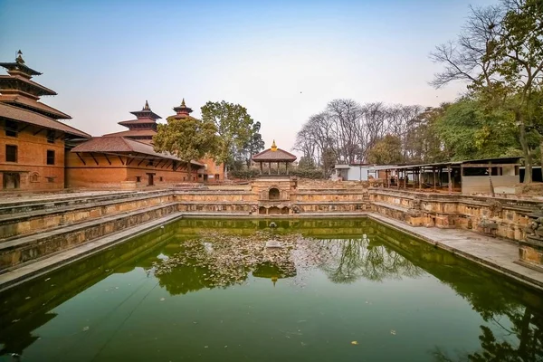 Katmandu, Nepal Patan Durbar Meydanı tesislerinde Antik gölet. Unesco Dünya Mirası Alanı.