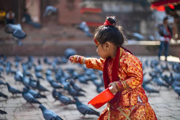 Niña Vestida Como Kumari Dios Alimentando Las Palomas Plaza Katmandú —  Fotos de Stock