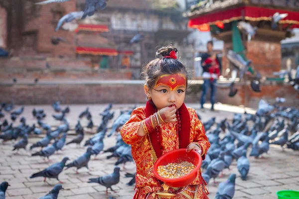 Κοριτσάκι Ντυμένος Σαν Τον Κουμάρι Θεός Ταΐζει Περιστέρια Στην Πλατεία — Φωτογραφία Αρχείου