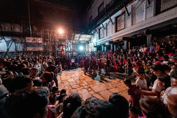 Katmandú Nepal Septiembre 2019 Multitud Personas Observando Danza Religiosa Durante —  Fotos de Stock