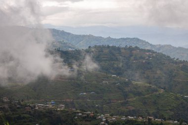 Yağmur mevsiminde bulut ve sisle kaplı tepeler
