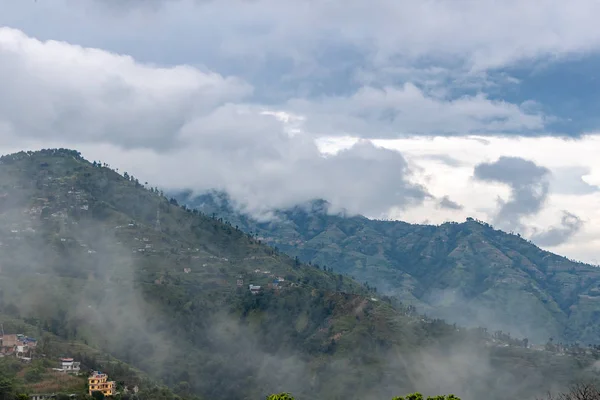 梅雨時は雲と霧に覆われた丘陵地帯 — ストック写真