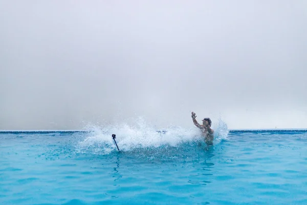 Eylem Kamera Ans Selfie Sopa Ile Bir Sonsuzluk Yüzme Havuzunda — Stok fotoğraf