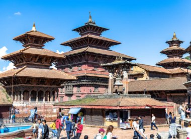 Katmandu, Nepal - 21 Eylül 2019: Nepal 'deki Unesco Heritage sitesi Patan Durbar Meydanı' nda yürüyen insanlar. 