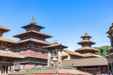 Patan Durbar Meydanı 'nda yürüyen insanlar, Nepal' deki Unesco Heritage sitesi. Depremden sonra tapınakların yeniden inşası.