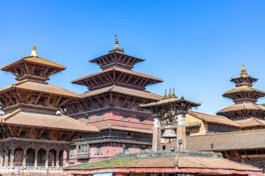 Patan Durbar Meydanı 'nda yürüyen insanlar, Nepal' deki Unesco Heritage sitesi. Depremden sonra tapınakların yeniden inşası.
