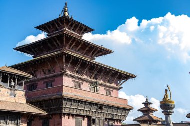 Patan Durbar Meydanı 'nda yürüyen insanlar, Nepal' deki Unesco Heritage sitesi. Depremden sonra tapınakların yeniden inşası.