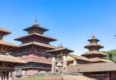 Patan Durbar Meydanı 'nda yürüyen insanlar, Nepal' deki Unesco Heritage sitesi. Depremden sonra tapınakların yeniden inşası.