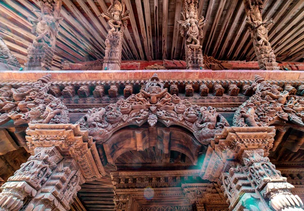 Podrobné Řezby Dřeva Hinduistických Bohů Sochy Starověkých Chrámech Nepálu — Stock fotografie