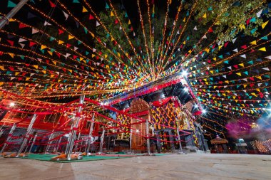 Diwali Festivali için ışıklarla süslenmiş Hindu Tapınağı