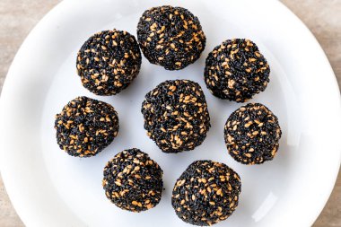 Ta ki laddu ya da susam laddu beyaz arka planda izole edilene kadar. Hint tatlısı