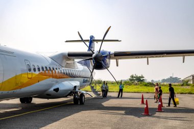 İnsanlar uçağa biniyor.