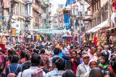 Katmandu, Nepal - 21 Eylül 2019: Patan Durbar Meydanı sokaklarında yürüyen kalabalık