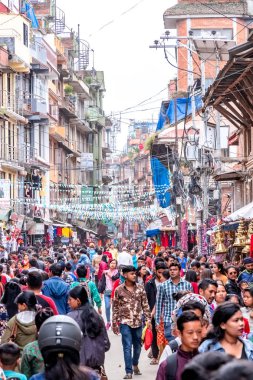 Katmandu, Nepal - 21 Eylül 2019: Patan Durbar Meydanı sokaklarında yürüyen kalabalık