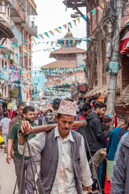 Katmandu, Nepal - 21 Eylül 2019: Patan Durbar Meydanı sokaklarında yürüyen kalabalık