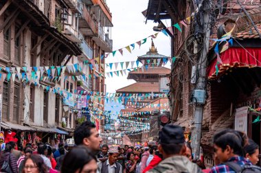 Katmandu, Nepal - 21 Eylül 2019: Patan Durbar Meydanı sokaklarında yürüyen kalabalık