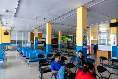 Havaalanı terminalinde bekleyenler