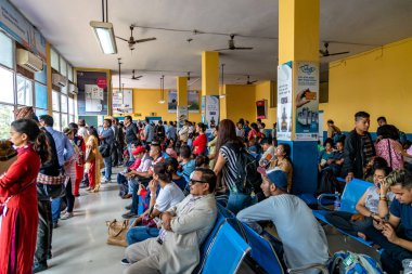 Havaalanı terminalinde bekleyenler