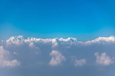 Himalaya aralığı bir uçağın cam kenarından görülüyor.