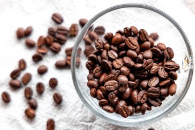 Beyaz arka planda kavrulmuş kahve çekirdekleri