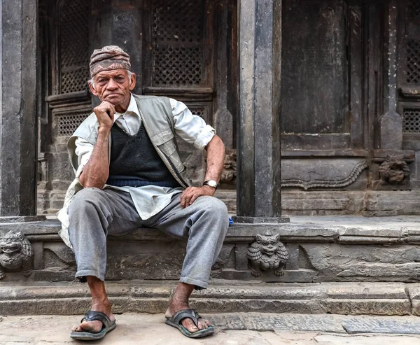 Uomo Asiatico Mezza Età Che Riposa Sorride Alla Telecamera — Foto Stock