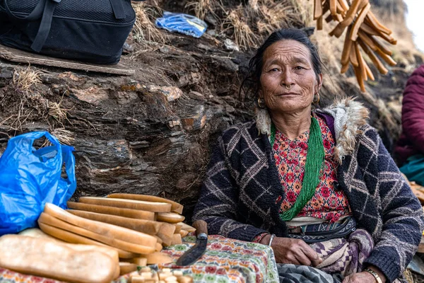 Een Aziatische Vrouw Van Middelbare Leeftijd Verkoopt Himalaya Gouden Hond — Stockfoto