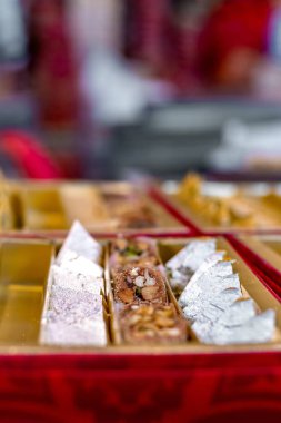 Bir kutuda paketlenmiş çeşitli Hint tatlılarının karışımı. Peda, laddu, mithai, diwali tatlısı