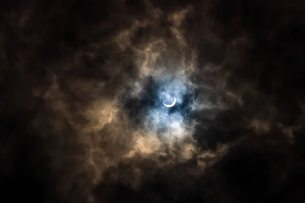 Surreal Dramatic Solar Eclipse Covered Clouds Natural Phenomenon — Stock Photo, Image